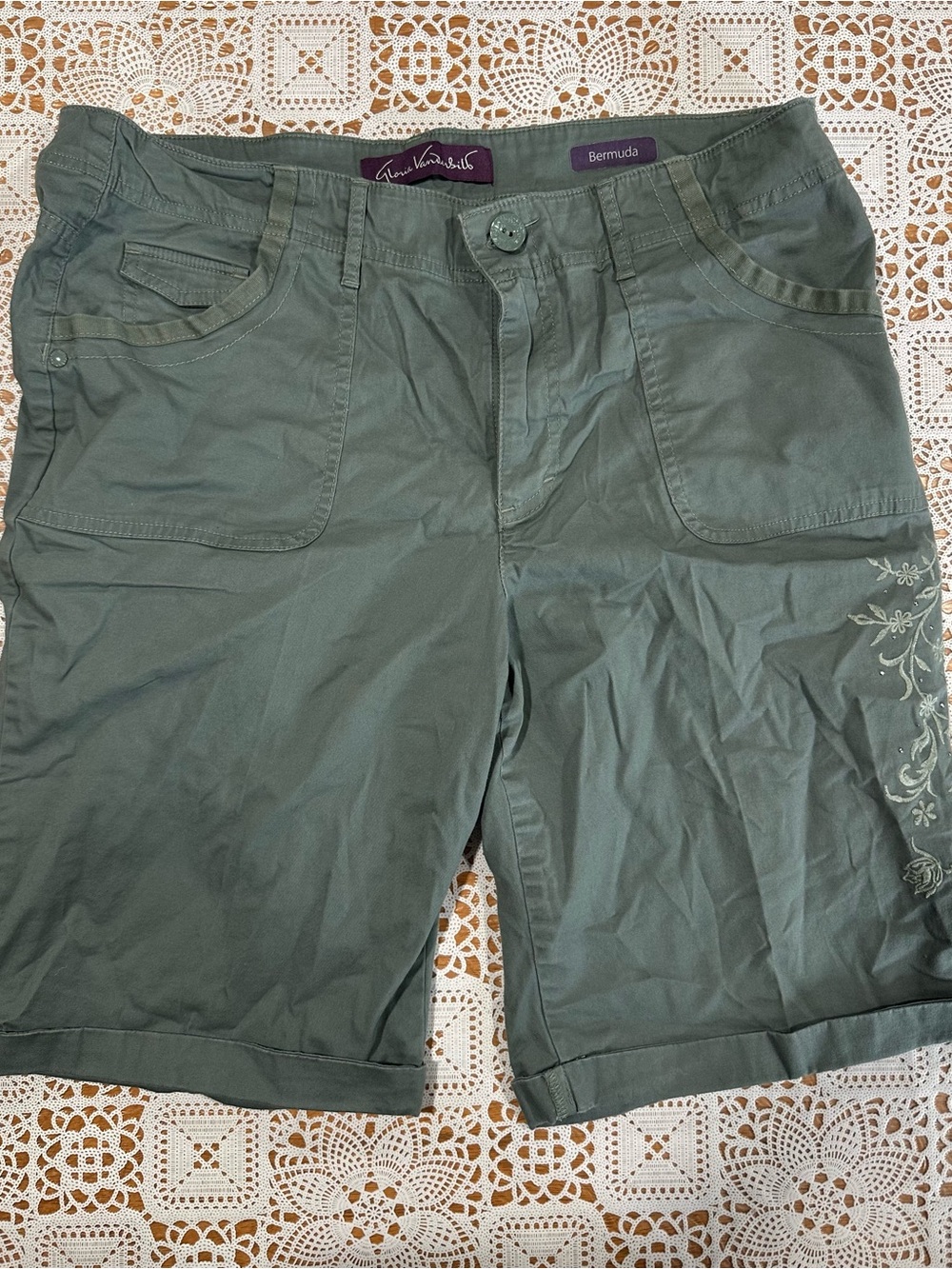 Gloria Vanderbilt Bermuda Shorts Sage Green Embroidered Floral Size 16
